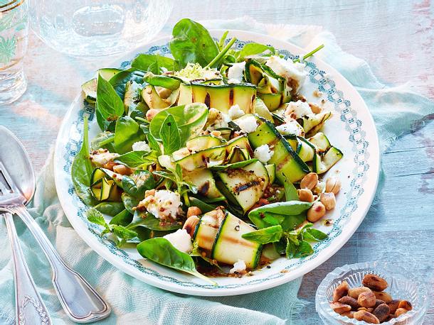 Zucchini Spinat Salat Mit Erdnussen Rezept Lecker