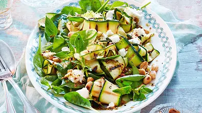 Zucchini-Spinat-Salat mit Erdnüssen Rezept - Foto: LECKER @ Bauer Media Group