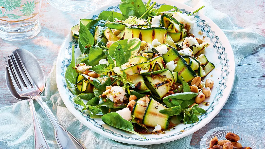 Zucchini-Spinat-Salat mit Erdnüssen Rezept - Foto: LECKER @ Bauer Media Group Zucchini-Spinat-Salat mit Erdnüssen Rezept - Foto: LECKER @ Bauer Media Group