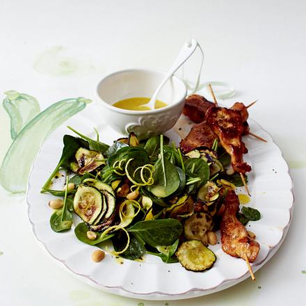 Zucchini-Spinat-Salat mit Hähnchenspießen Rezept Zucchini-Spinat-Salat mit Hähnchenspießen Rezept