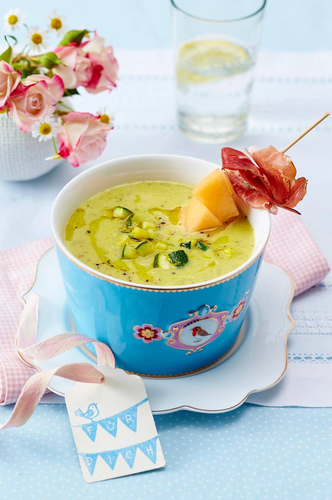 Zucchini-Suppe mit Melonen-Schinken-Spießen Rezept