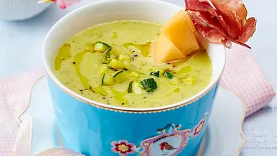 Zucchini-Suppe mit Melonen-Schinken-Spießen Rezept - Foto: LECKER @ Bauer Media Group