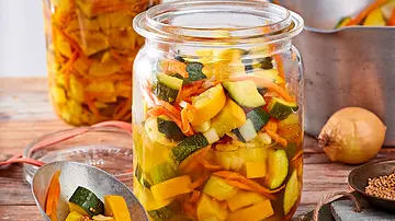 Zucchini süß-sauer Rezept - Foto: LECKER @ Bauer Media Group Zucchini süß-sauer Rezept - Foto: LECKER @ Bauer Media Group