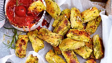 Zucchini-Kroketten aus dem Ofen auf Backpapier - Foto: LECKER @ Bauer Media Group Zucchini-Kroketten aus dem Ofen auf Backpapier - Foto: LECKER @ Bauer Media Group
