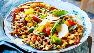 Zucchini-Waffeln mit bunter Salsa Rezept - Foto: House of Food / Bauer Food Experts