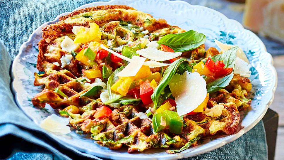 Zucchini-Waffeln mit bunter Salsa Rezept - Foto: House of Food / Bauer Food Experts