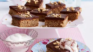 Zucchini-Walnusskuchen Rezept - Foto: LECKER @ Bauer Media Group