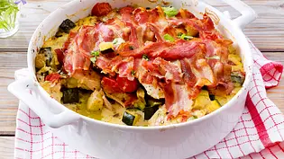 Zucchiniauflauf mit Hähnchen Rezept - Foto: LECKER @ Bauer Media Group Zucchiniauflauf mit Hähnchen Rezept - Foto: LECKER @ Bauer Media Group