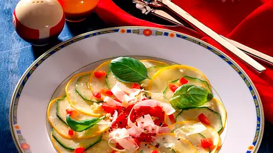 Zucchinicarpaccio Rezept - Foto: LECKER @ Bauer Media Group
