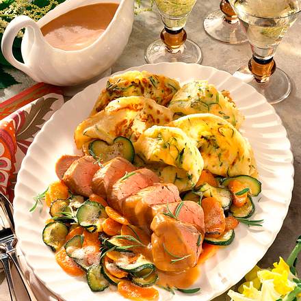 Zucchinicrêpes mit Rosmaringemüse und Schweinefilet Rezept Zucchinicrêpes mit Rosmaringemüse und Schweinefilet Rezept