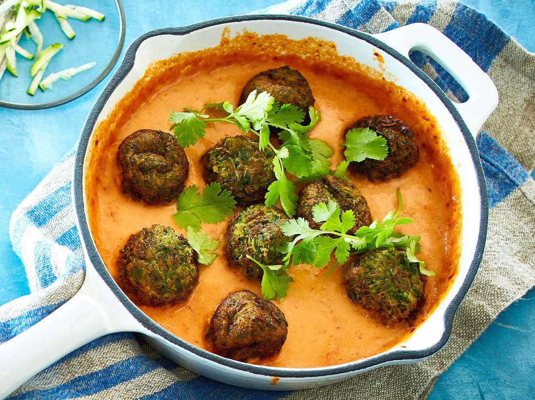 Zucchiniköfte in Tomaten-Kokos-Soße Rezept | LECKER
