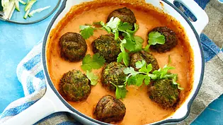 Zucchiniköfte in Tomaten-Kokos-Soße Rezept - Foto: LECKER @ Bauer Media Group