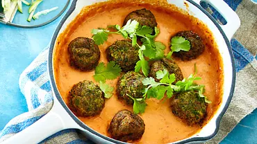 Zucchiniköfte in Tomaten-Kokos-Soße Rezept - Foto: LECKER @ Bauer Media Group Zucchiniköfte in Tomaten-Kokos-Soße Rezept - Foto: LECKER @ Bauer Media Group