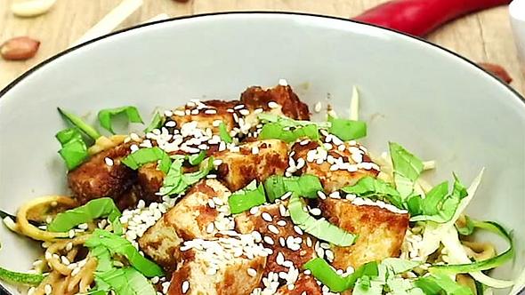 Zucchininudeln mit Erdnusssoße und Tofu