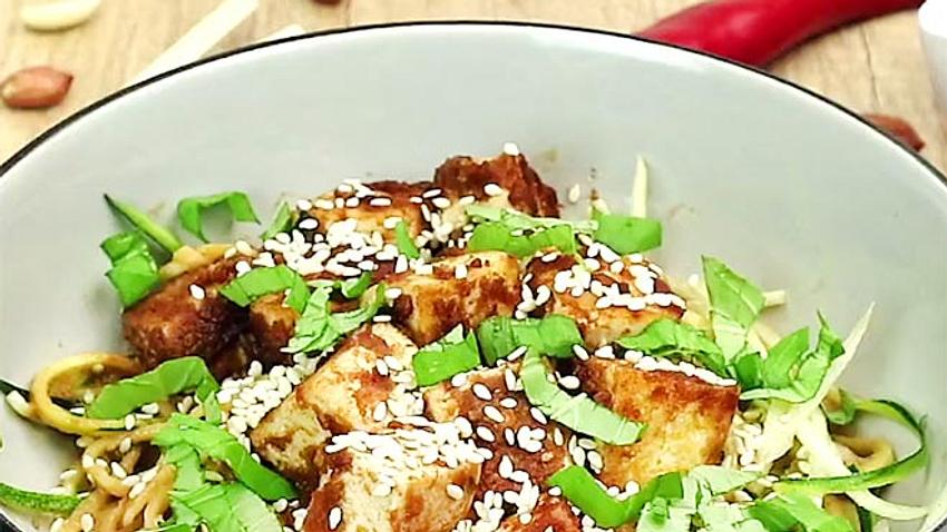 Zucchininudeln mit Erdnusssoße und Tofu