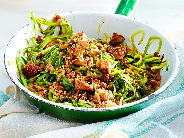 Zucchininudeln mit Tofu-Sesam-Gröstl Rezept Zucchininudeln mit Tofu-Sesam-Gröstl Rezept