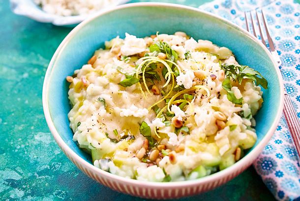 Zucchinirisotto mit Pinienkernen und Feta Zucchinirisotto mit Pinienkernen und Feta