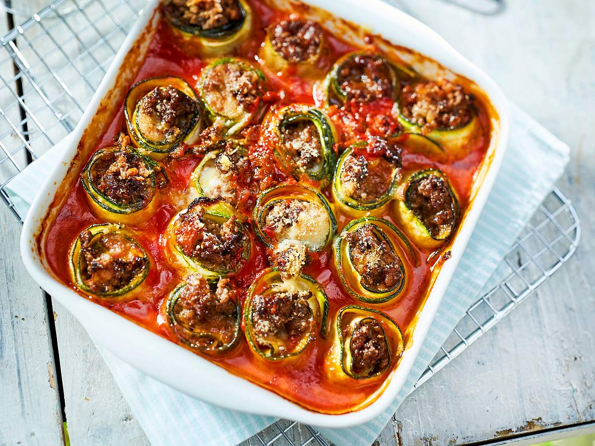 Zucchiniröllchen: Zucchini-Hack-Röllchen in Tomatensoße