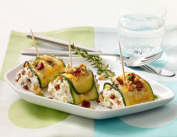 Zucchiniröllchen mit Ziegenkäsecreme Rezept Zucchiniröllchen mit Ziegenkäsecreme Rezept