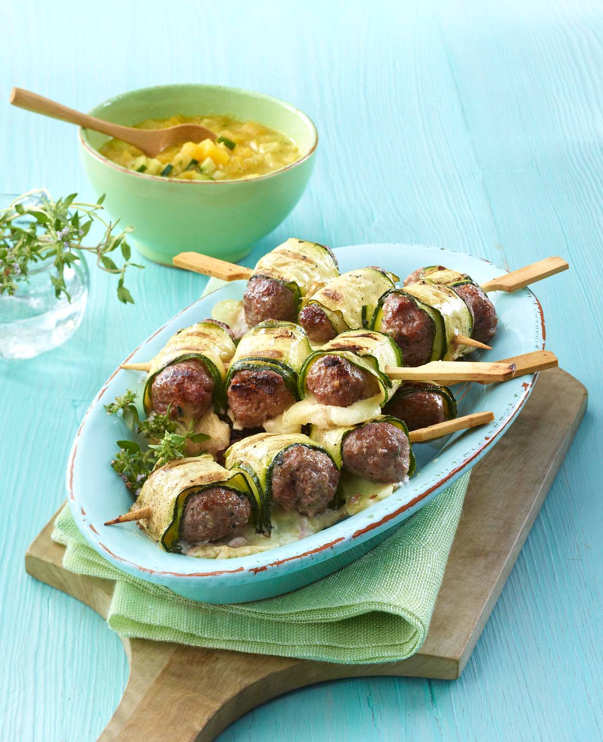 Zucchiniröllchen auf Paprikasugo Rezept