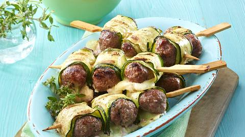 Zucchiniröllchen auf Paprikasugo Rezept - Foto: House of Food / Bauer Food Experts KG