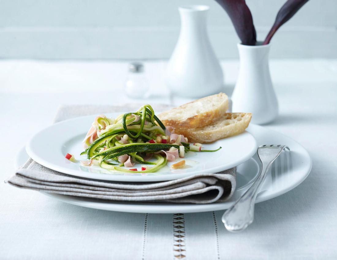 Zucchinisalat mit Apfel-Limetten-Dressing Rezept | LECKER