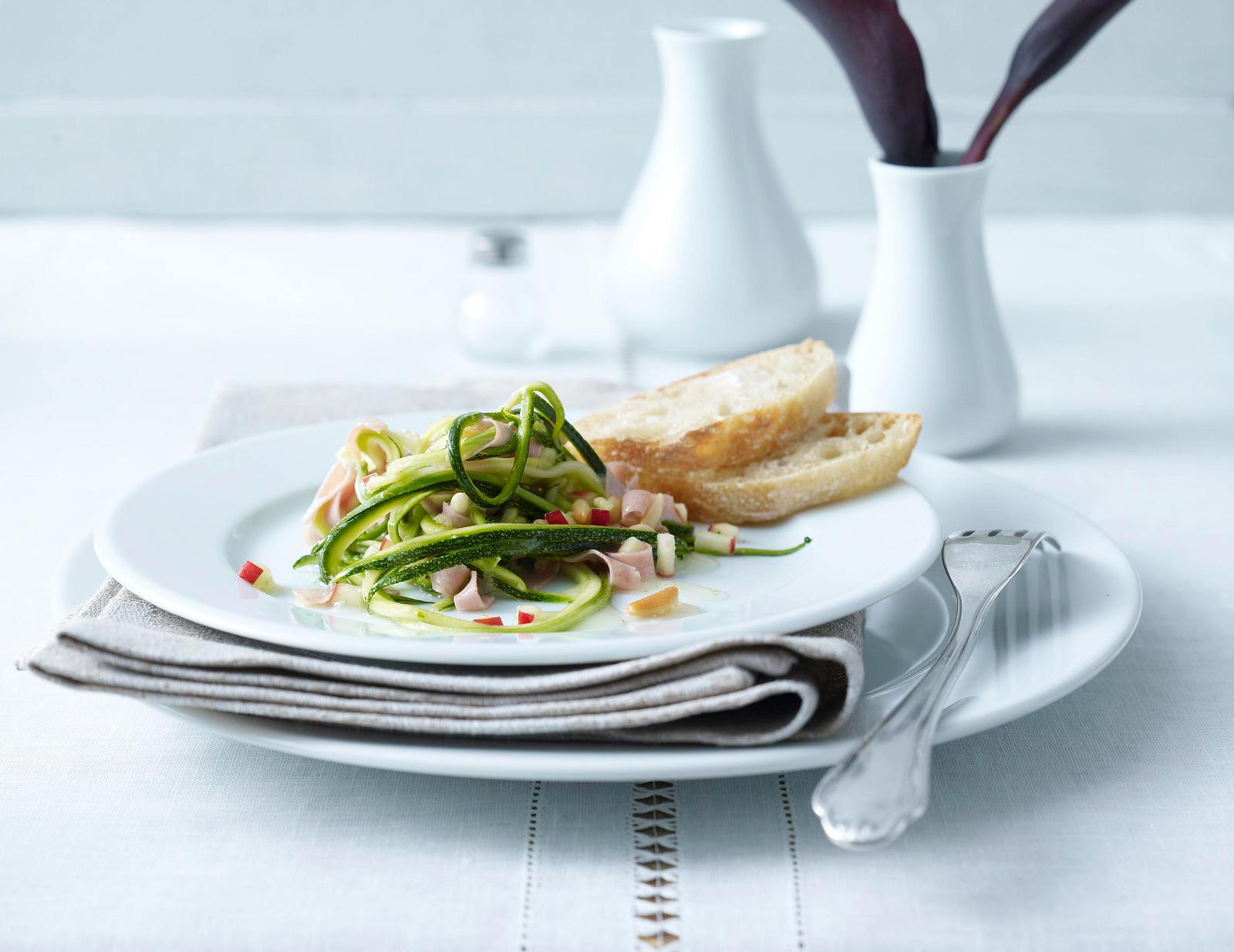 Zucchinisalat mit Apfel-Limetten-Dressing Rezept | LECKER