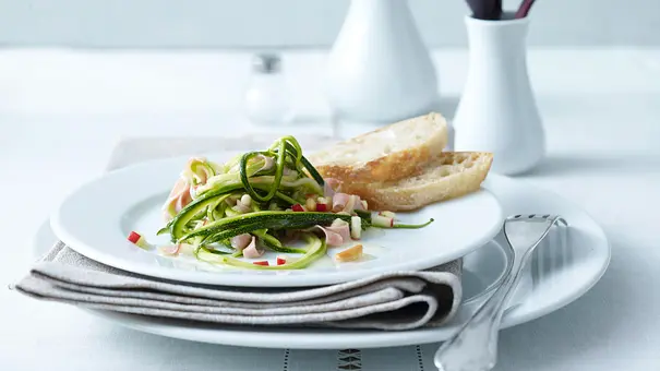 Zucchinisalat mit Apfel-Limetten-Dressing Rezept - Foto: LECKER @ Bauer Media Group Zucchinisalat mit Apfel-Limetten-Dressing Rezept - Foto: LECKER @ Bauer Media Group