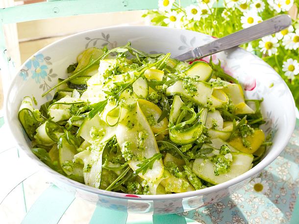 Zucchinisalat mit Brokkolipesto Rezept