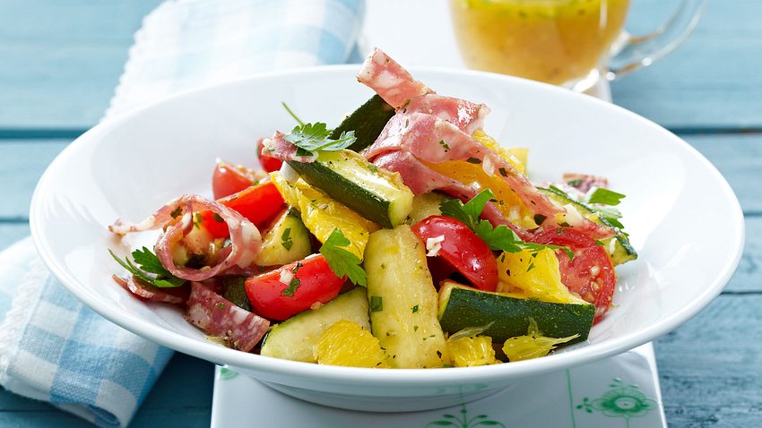 Zucchinisalat mit Orangen, Fenchelsalami und Kirschtomaten Rezept - Foto: House of Food / Bauer Food Experts KG
