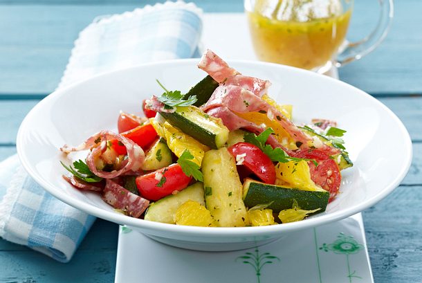 Zucchinisalat mit Orangen, Fenchelsalami und Kirschtomaten Rezept Zucchinisalat mit Orangen, Fenchelsalami und Kirschtomaten Rezept