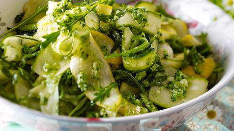 Zucchinisalat und Brokkoli-Pesto Rezept - Foto: House of Food / Bauer Food Experts KG