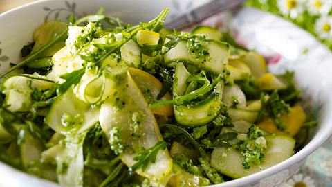 Zucchinisalat und Brokkoli-Pesto Rezept - Foto: House of Food / Bauer Food Experts KG