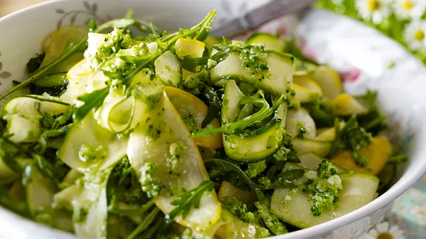 Zucchinisalat und Brokkoli-Pesto Rezept - Foto: LECKER @ Bauer Media Group Zucchinisalat und Brokkoli-Pesto Rezept - Foto: LECKER @ Bauer Media Group