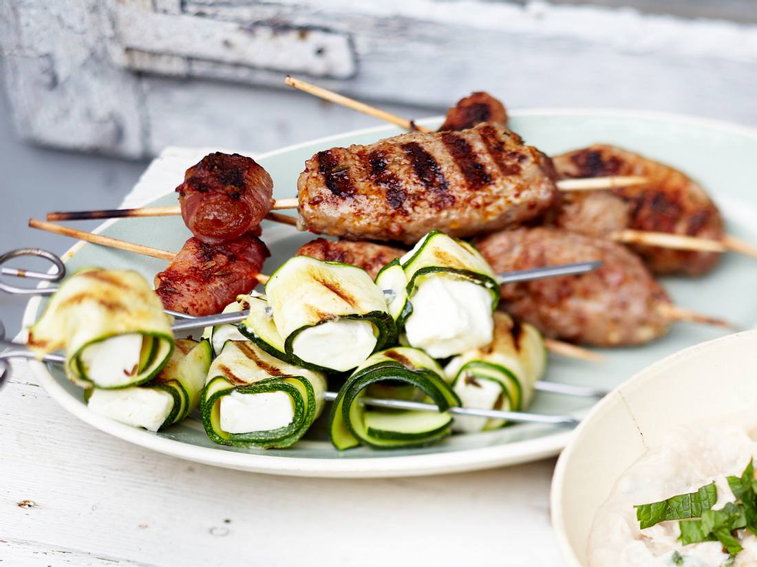 Zucchini-Spieße grillen