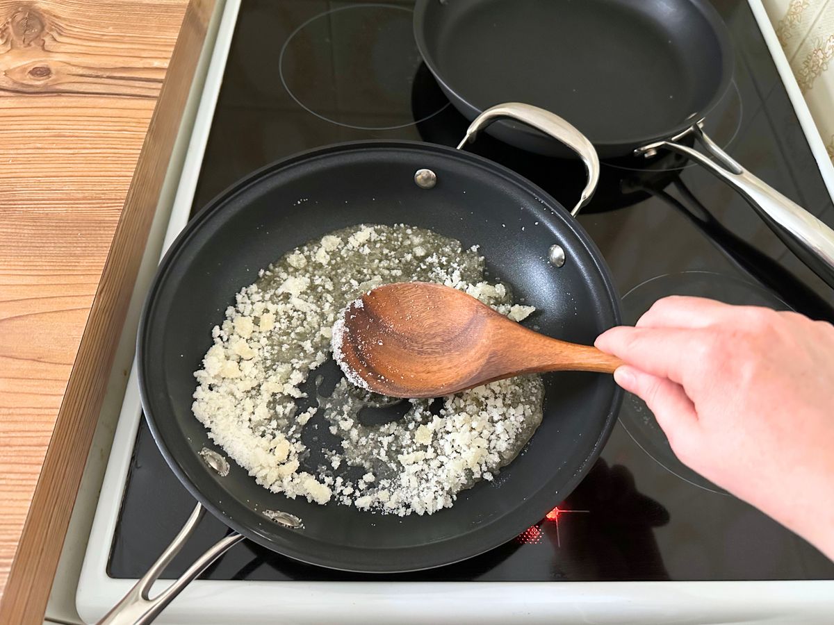 Zucker wird in der Einzelpfanne von Hagen Grote auf dem Herd geschmolzen