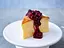 Zuckerfreie rote Grütze auf Low Carb-Käsekuchen - Foto: LECKER @ Bauer Media Group