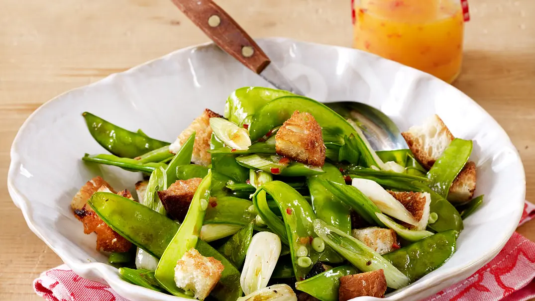 Zuckerschoten-Salat mit Croûtons und Chili-Vinaigrette Rezept - Foto: LECKER @ Bauer Media Group
