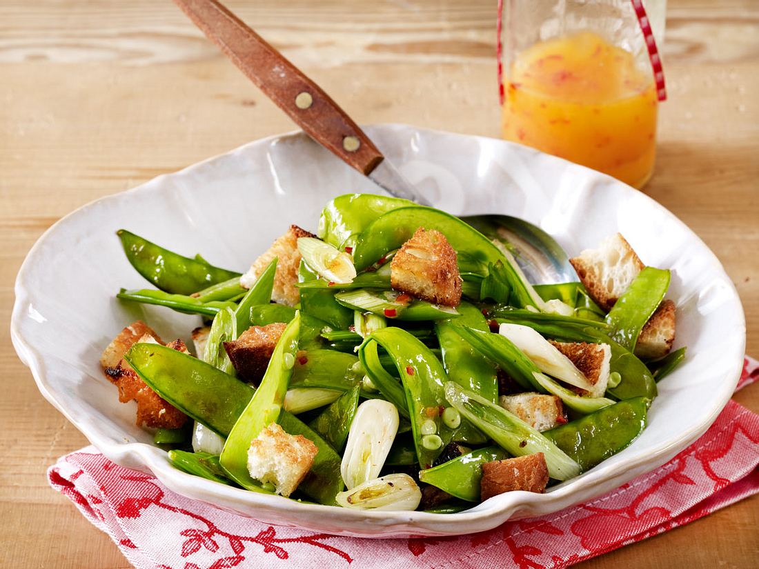 Zuckerschoten-Salat mit Croûtons und Chili-Vinaigrette Rezept | LECKER