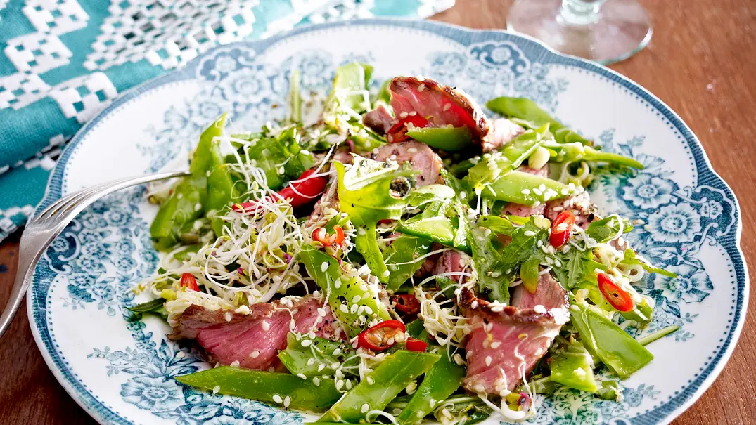Zuckerschoten-Sprossen-Salat mit Steakstreifen Rezept - Foto: LECKER @ Bauer Media Group Zuckerschoten-Sprossen-Salat mit Steakstreifen Rezept - Foto: LECKER @ Bauer Media Group
