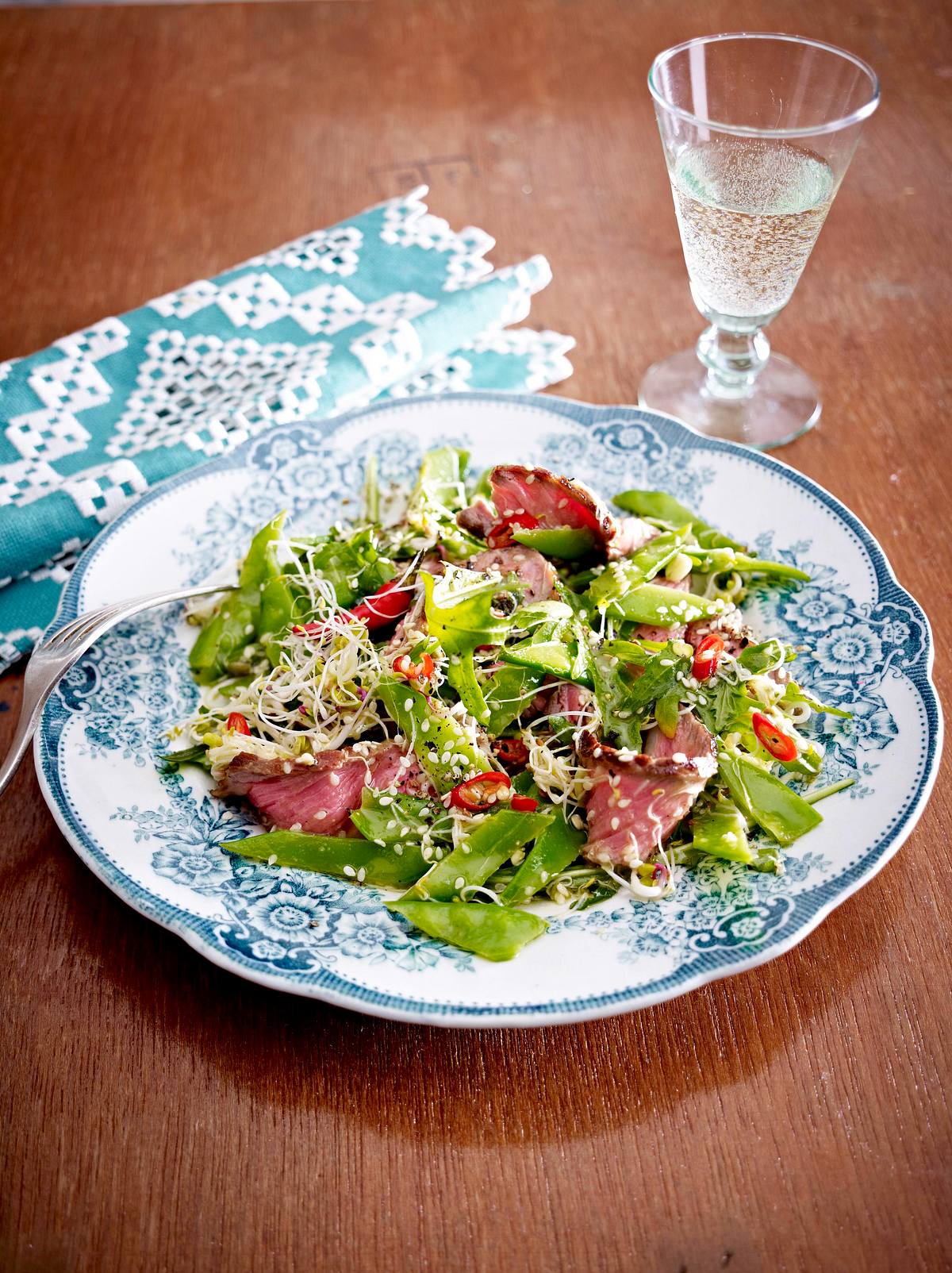 Zuckerschoten-Sprossen-Salat mit Steakstreifen Rezept