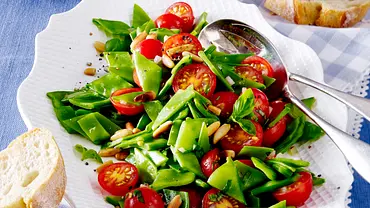 Zuckerschotensalat mit Tomaten und Pinienkernen Rezept - Foto: LECKER @ Bauer Media Group