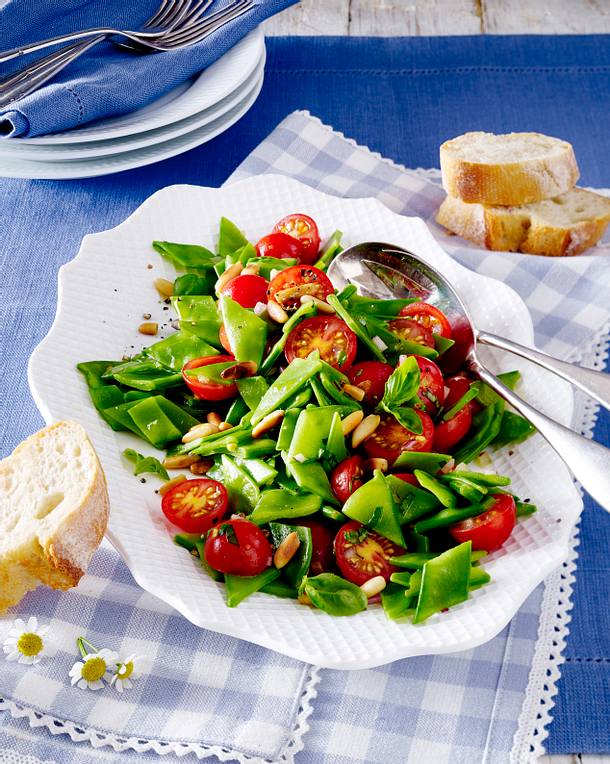 Zuckerschotensalat mit Tomaten und Pinienkernen Rezept | LECKER