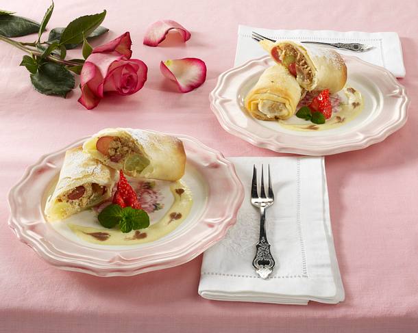 Zum Valentin: Traubenquarkstrudel mit Schoko-Vanillesoße Rezept Zum Valentin: Traubenquarkstrudel mit Schoko-Vanillesoße Rezept