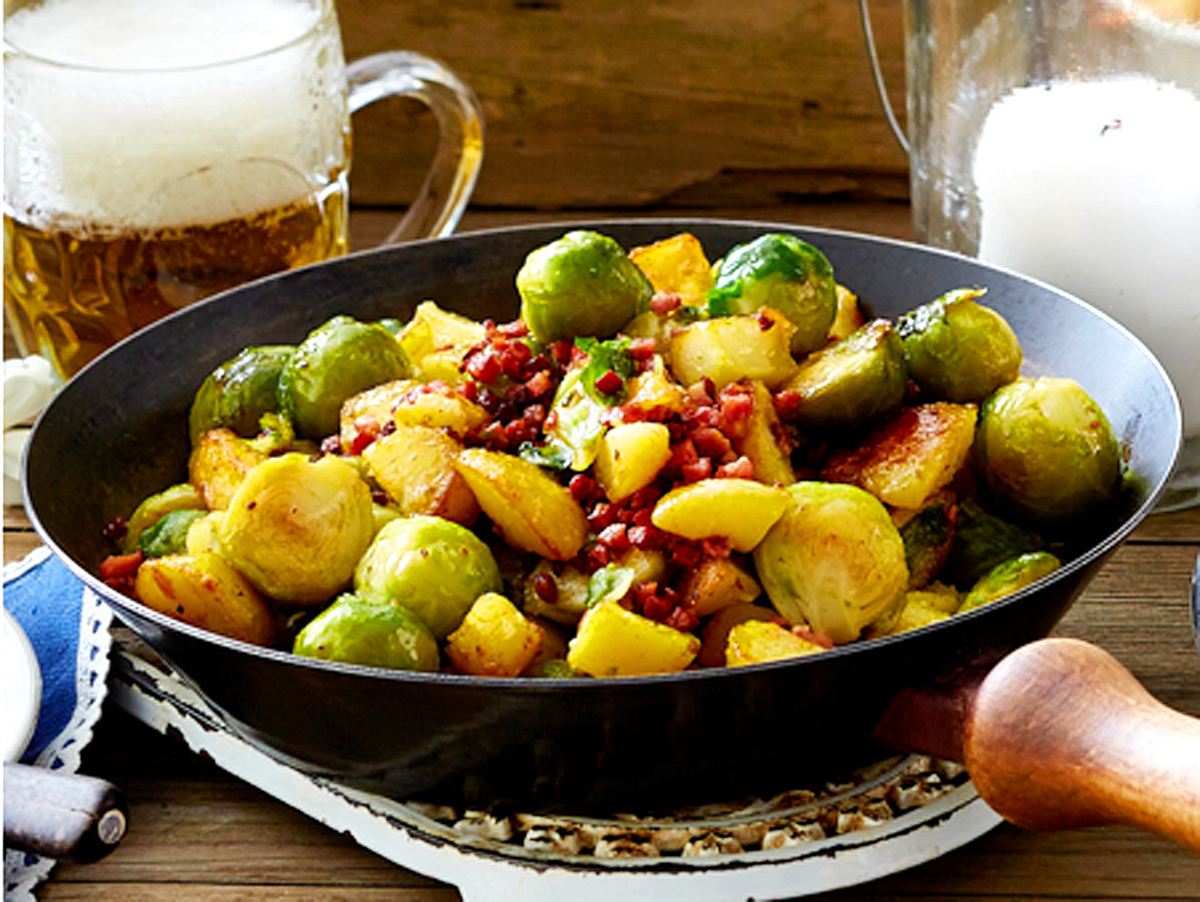 Zünftiges Rosenkohl-Kartoffel-Gröstl Rezept