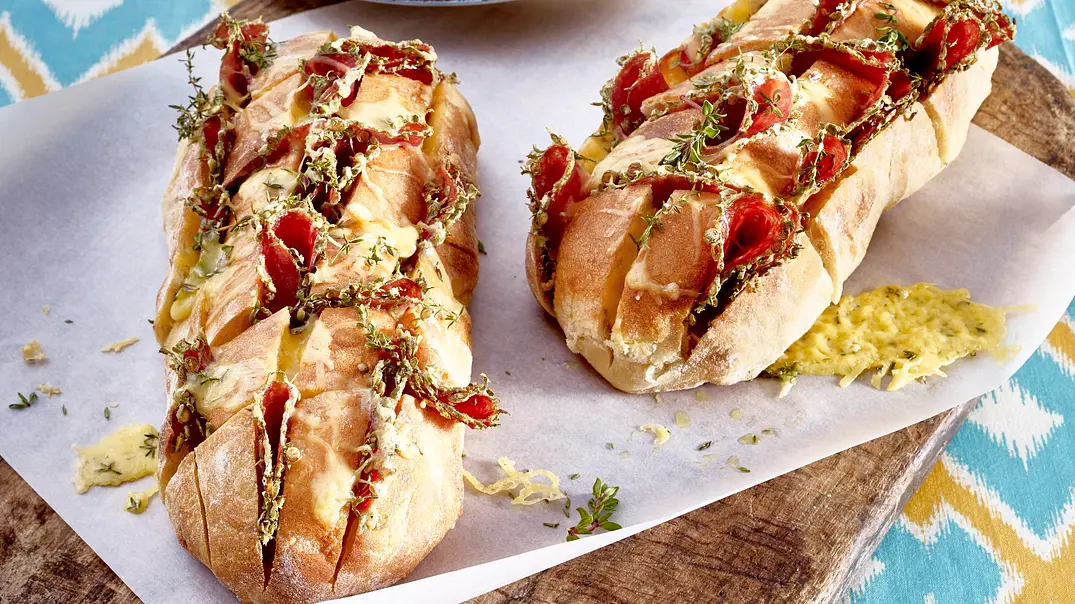Zupfbrot mit Pfeffersalami und Käse Rezept - Foto: LECKER @ Bauer Media Group Zupfbrot mit Pfeffersalami und Käse Rezept - Foto: LECKER @ Bauer Media Group