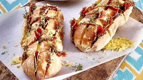 Zupfbrot mit Pfeffersalami und Käse Rezept - Foto: House of Food / Bauer Food Experts KG
