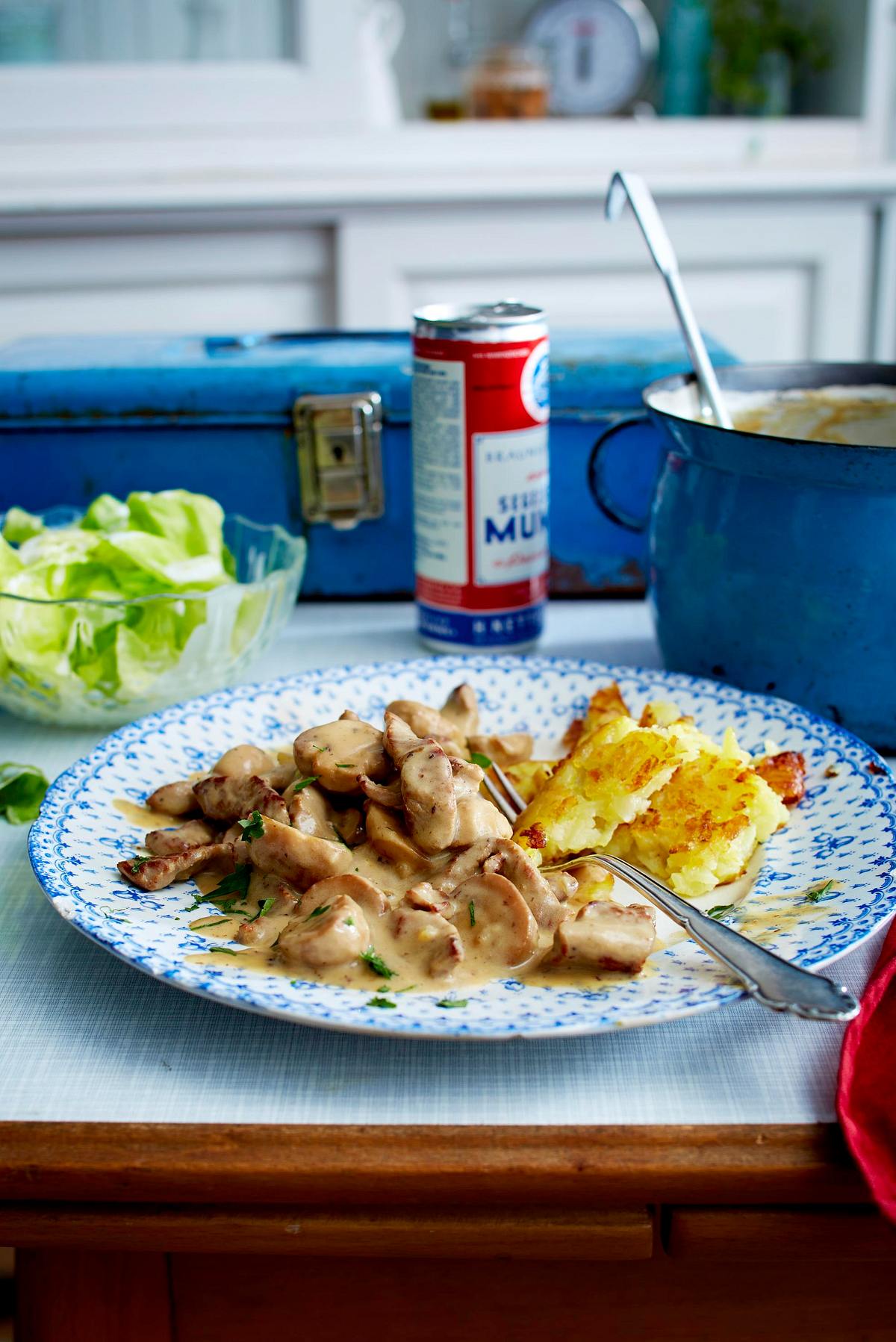 Züricher Geschnetzeltes mit Kopfsalat und Joghurtdressing Rezept