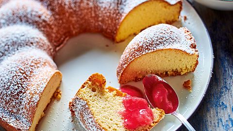 Zwei-Zutaten-Gugel mit Rhabarberkompott Rezept - Foto: House of Food / Bauer Food Experts KG