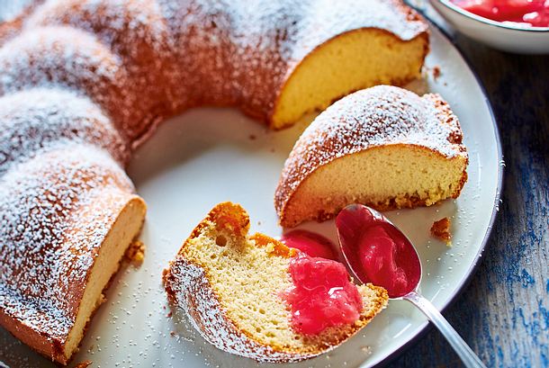 Zwei-Zutaten-Gugel mit Rhabarberkompott Rezept Zwei-Zutaten-Gugel mit Rhabarberkompott Rezept